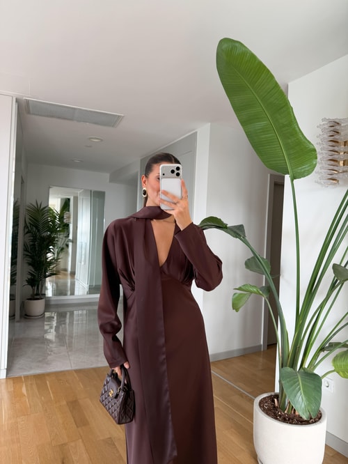 Gögüs Büzgülü V Yaka Saten Elbise - Kahve