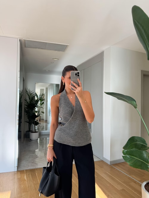 Gri Kemer Detaylı Halter Yaka Triko Bluz