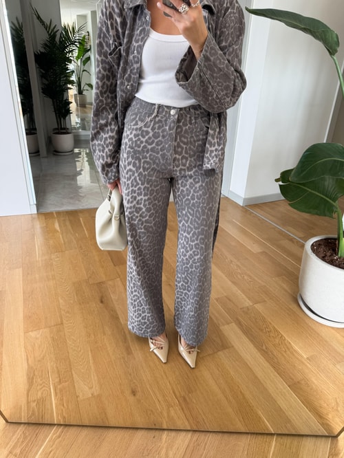 Gri Yıkamalı Straight Leopar Pantolon