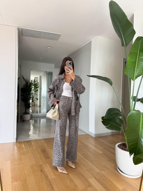 Gri Yıkamalı Straight Leopar Pantolon
