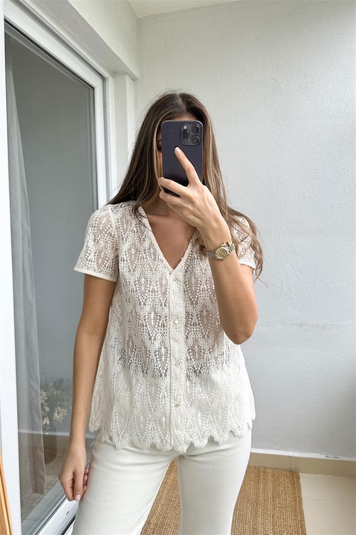 Güpürlü Düğmeli Bluz-Bej