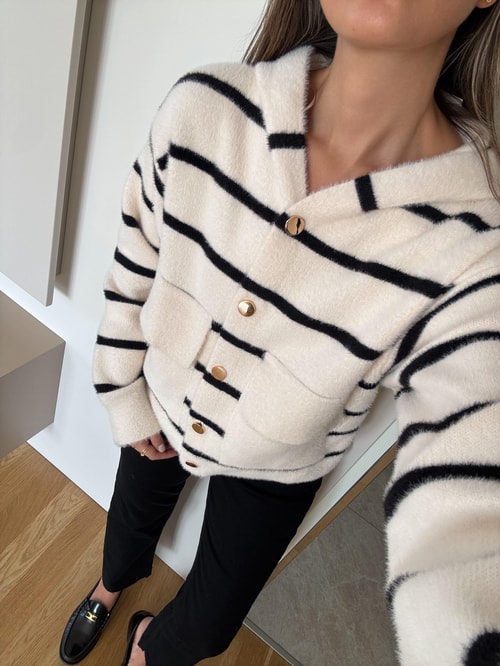 Kapüşonlu Siyah Çizgili Tüylü Hırka