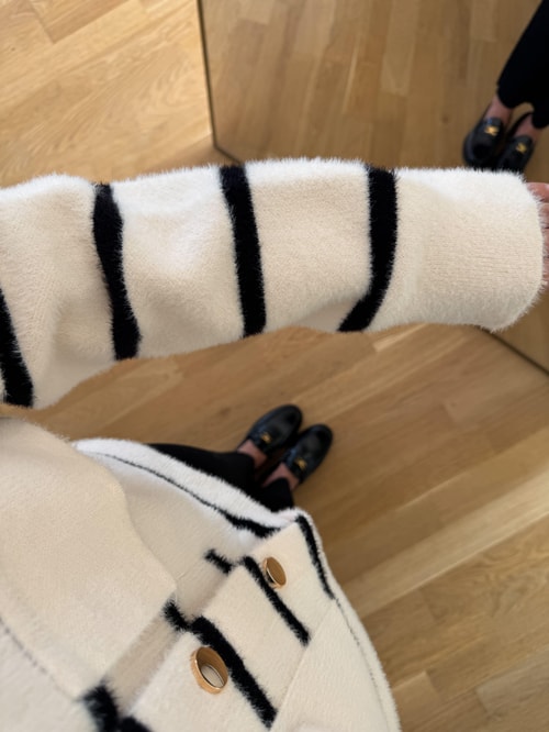 Kapüşonlu Siyah Çizgili Tüylü Hırka