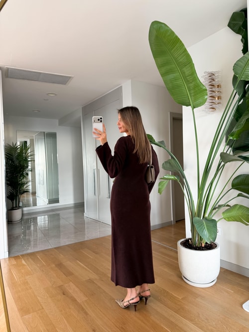 Kayık Yaka Yırtmaçlı Triko Elbise - Kahve