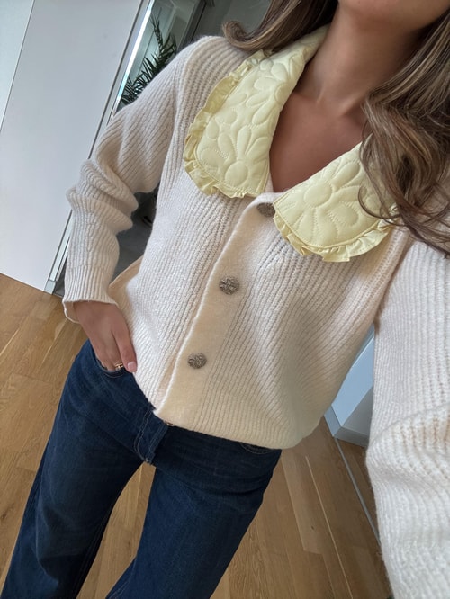 Sarı Yakalı Ekru Hırka