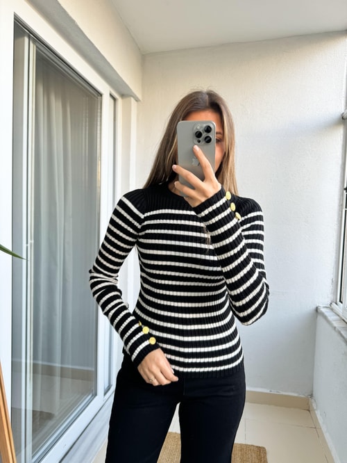 Siyah Çizgili Kolu Düğmeli Triko