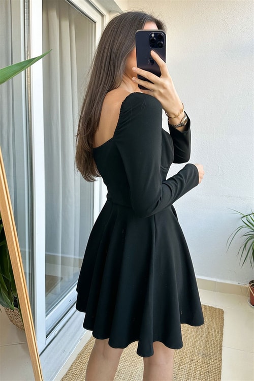 Siyah Tasarım Göğüsü Balenli Çan Elbise