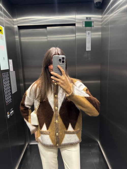 Tüylü Baklava Desenli Gold Düğmeli Hırka