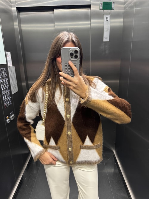 Tüylü Baklava Desenli Gold Düğmeli Hırka