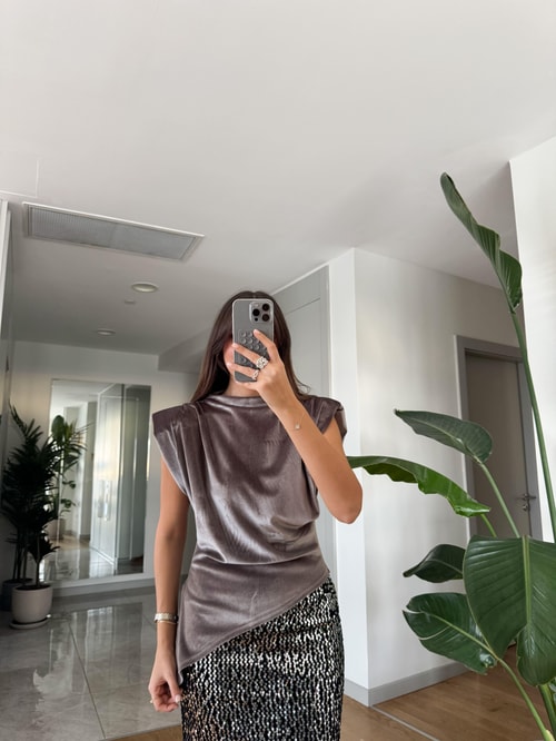 Vatkalı Verev Kesim Kadife Bluz-Vizon