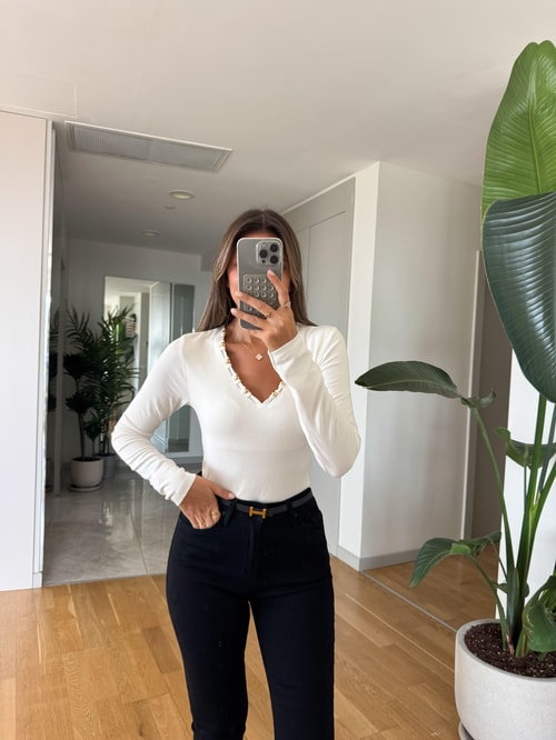 Yakası Gold Boncuk Detaylı Bluz - Ekru