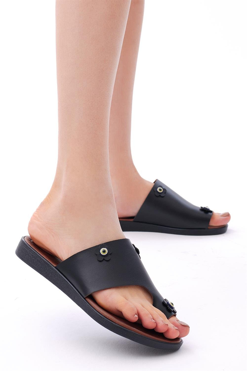 Kadın Siyah Rahat Kalıp Çiçek Aksesuarlı Parmak Arası Terlik