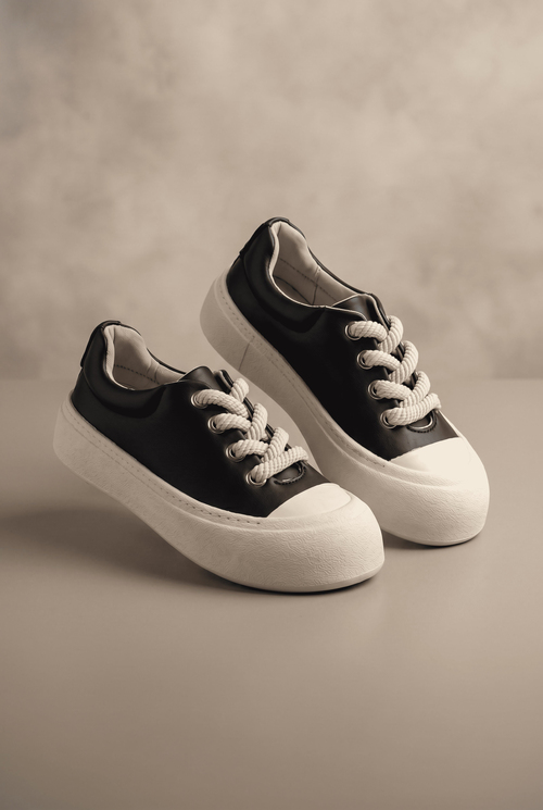 Rahat Kalıp Kauçuk Taban Bağcıklı Sneaker Kadın Siyah Beyaz Sneaker TBKLC05