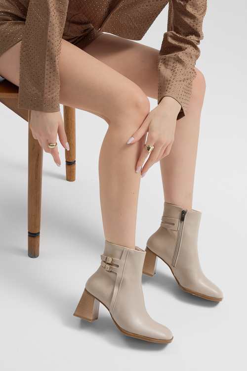TPU Taban Çift Tokalı Sivri Burunlu Fermuarlı Kadın Bej Cilt Topuklu Bot TBMR0161