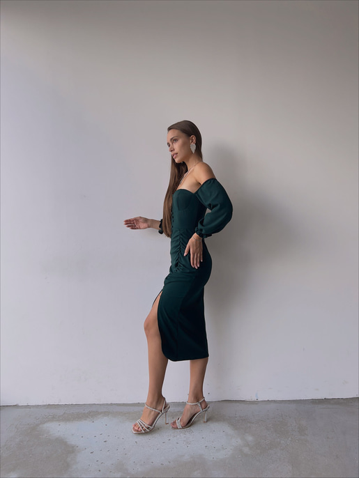 	Göğüs Dekolteli Önü Düğme Detaylı Etek Kısmı Yırtmaçlı Varro Kadın Zümrüt Midi Boy Elbise 23K000109