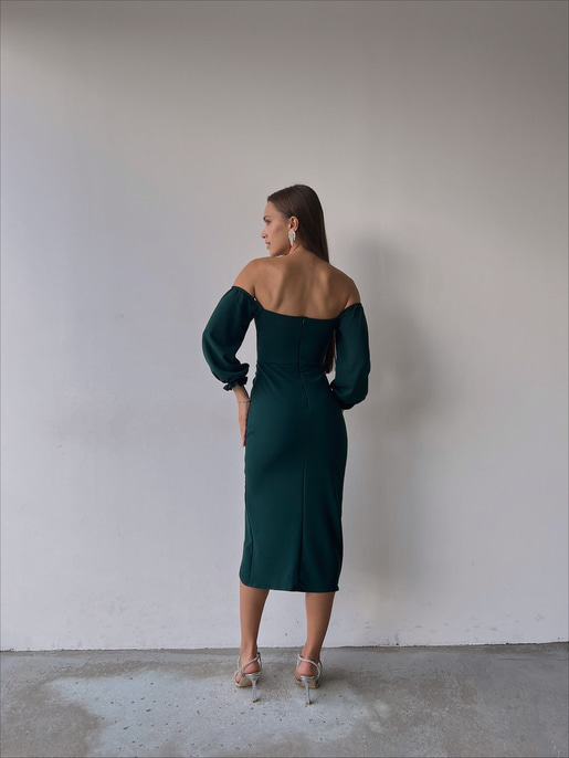 	Göğüs Dekolteli Önü Düğme Detaylı Etek Kısmı Yırtmaçlı Varro Kadın Zümrüt Midi Boy Elbise 23K000109