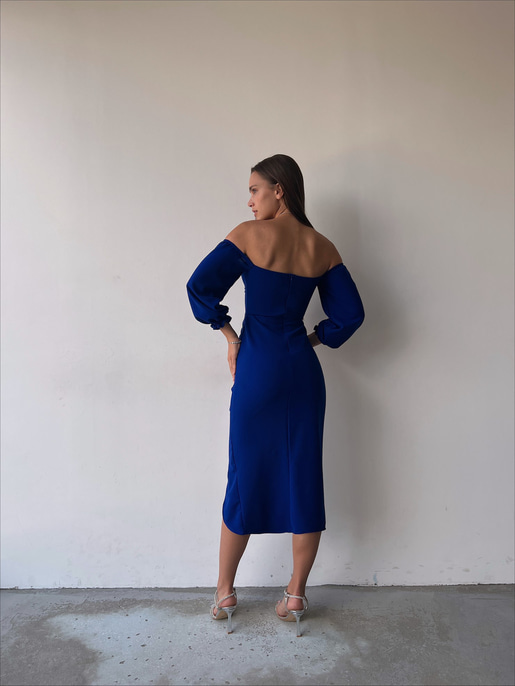 	Göğüs Dekolteli Önü Düğme Detaylı Etek Kısmı Yırtmaçlı Varro Kadın Saks Midi Boy Elbise 23K000109