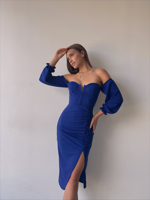 	Göğüs Dekolteli Önü Düğme Detaylı Etek Kısmı Yırtmaçlı Varro Kadın Saks Midi Boy Elbise 23K000109