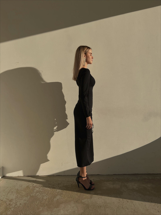 Asimetrik Dekolteli Uzun Kol Eteği Ayarlanabilir Liveo Kadın Siyah Midi Boy Elbise 23K000104