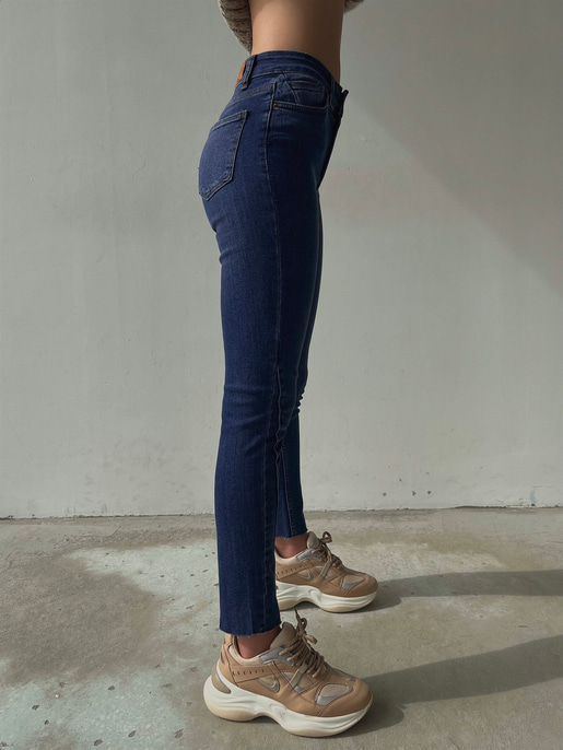 Asimetrik Dikiş Detaylı Orta Bel Yanları Cepli Kadın Jacopo Mavi Jeans 23K000047