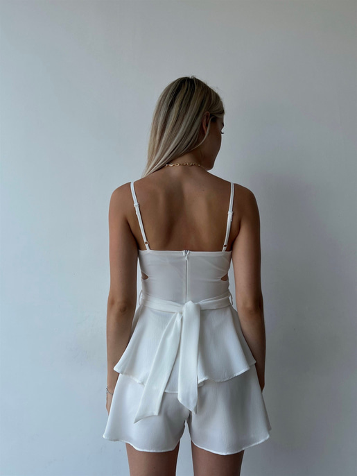 Askılı Kuruvaze Yaka Bel Dekolteli Volanlı Elisha Kadın Beyaz Şort Tulum 22Y000296