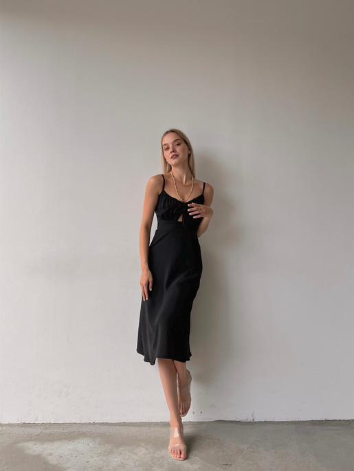 Askılı Yakası Büzgülü Bağcıklı Corinne Kadın Siyah Midi Elbise 22Y000073