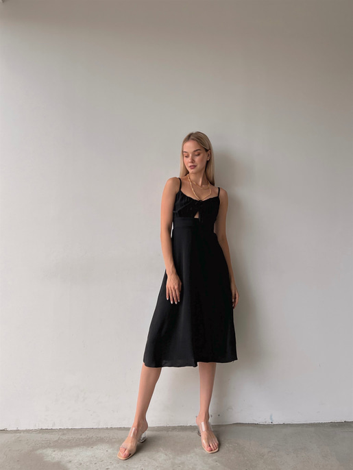 Askılı Yakası Büzgülü Bağcıklı Corinne Kadın Siyah Midi Elbise 22Y000073