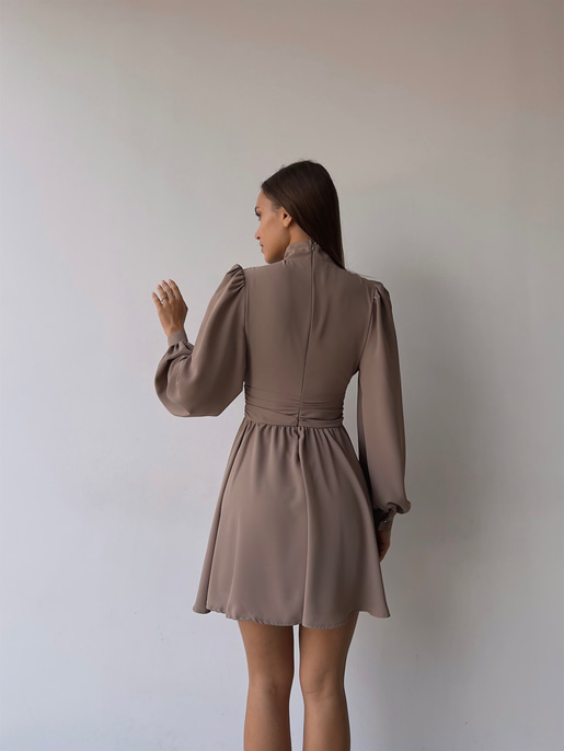 Boğazlı Derin V Yaka Düğmeli Kol Belden Oturtmalı Eteği Volanlı Ivon Kadın Vizon Mini Elbise 23K000029