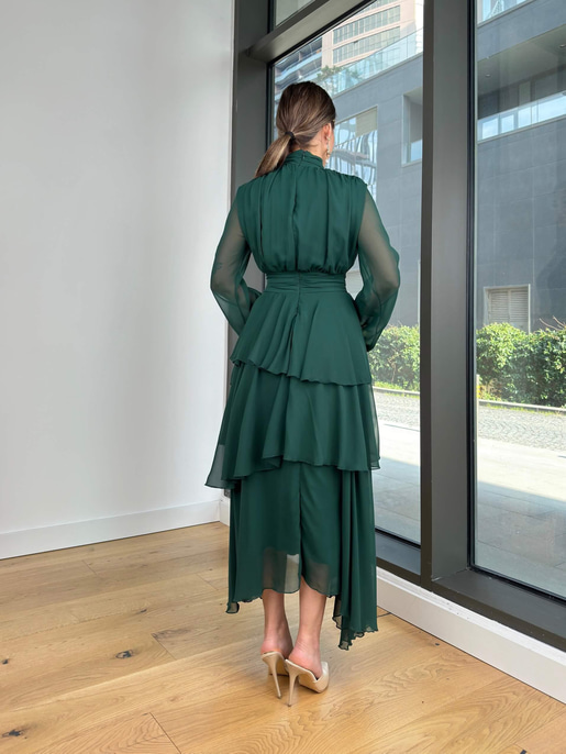 Boğazlı Uzun Tül Kol Önü Ve Beli Drape Detaylı Eteği Katlı Alicia Kadın Zümrüt Elbise 24k000156