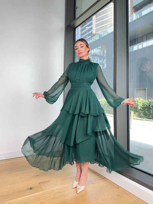 Boğazlı Uzun Tül Kol Önü Ve Beli Drape Detaylı Eteği Katlı Alicia Kadın Zümrüt Elbise 24k000156