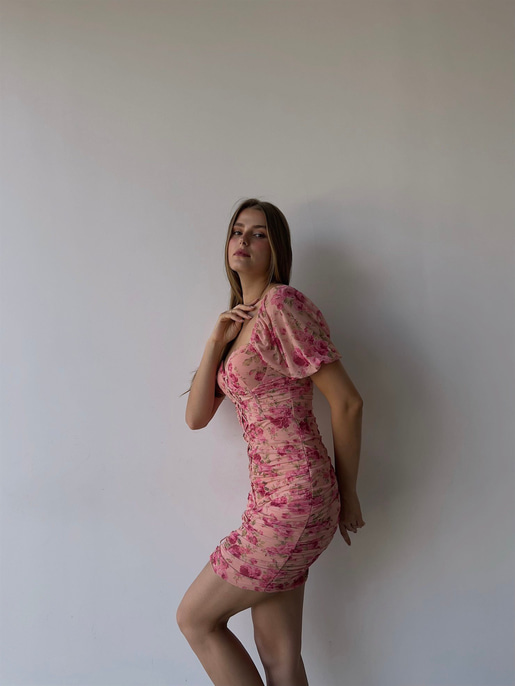 Çiçekli Kayık Yaka Önden Çapraz Şerit Detay Drapeli Italus Kadın Pudra Elbise 22Y000401