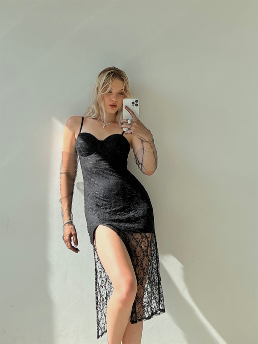 Dantel Göğüs Kuplu İnce Askılı Tavian Kadın Siyah Yırtmaçlı Elbise 22Y000332