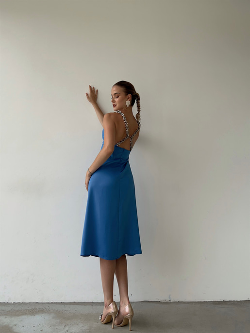 Degaje Yaka Saten Sırt Dekolteli  Zincir Askılı Larina Kadın Mavi Midi Elbise 22Y000364