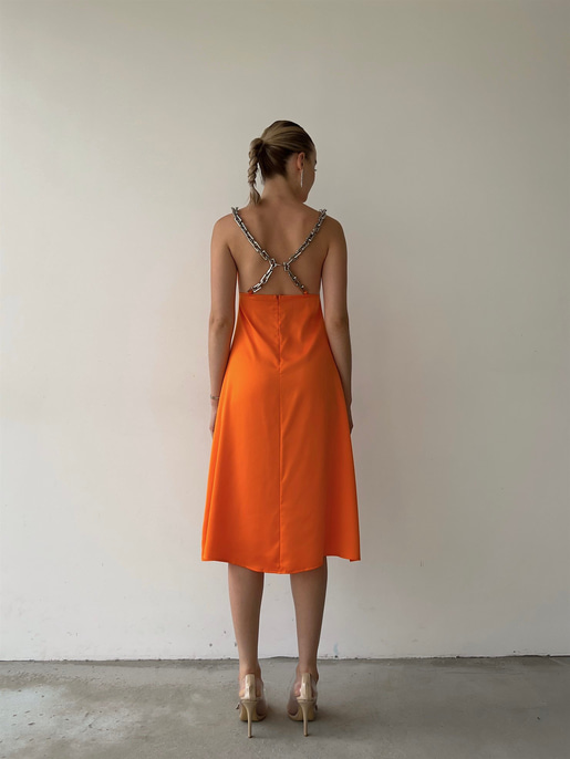 Degaje Yaka Saten Sırt Dekolteli  Zincir Askılı Larina Kadın Turuncu Midi Elbise 22Y000364