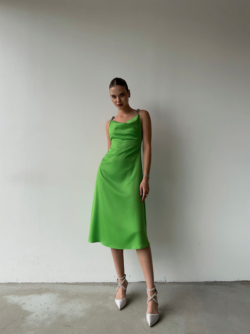 Degaje Yaka Saten Sırt Dekolteli  Zincir Askılı Larina Kadın Yeşil Midi Elbise 22Y000364