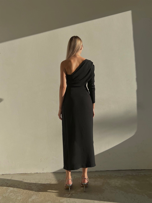 Drape Detaylı Tek Omuz Etek Kısmı Kruvaze Yırtmaçlı Lowry Kadın Siyah Midi Boy Elbise 23K000091