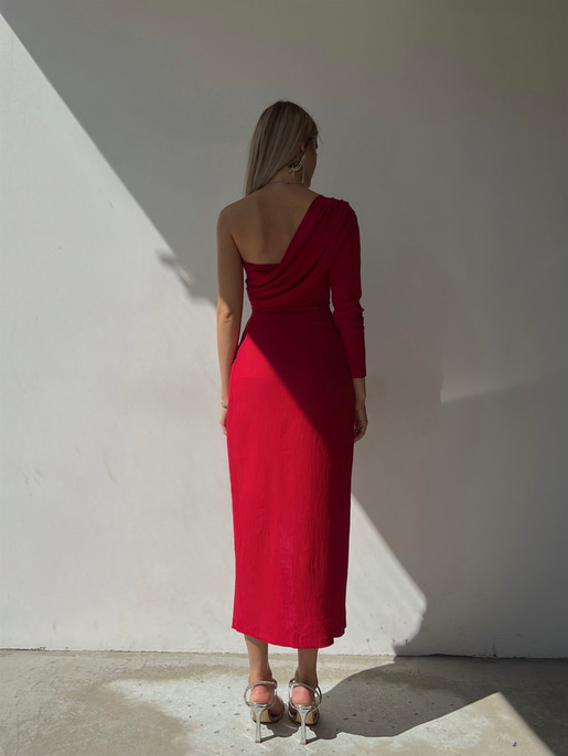 Drape Detaylı Tek Omuz Etek Kısmı Kruvaze Yırtmaçlı Lowry Kadın Kırmızı Midi Boy Elbise 23K000091
