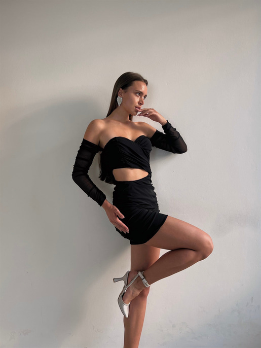 Göğüs Pedli Kalp Yaka Kolu Büzgülü Bel Detaylı Gunther Kadın Siyah Mini Elbise 23K000033