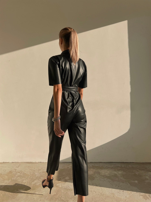 Gömlek Yaka Çift Cep Kemerli Kısa Kol Janus Kadın Siyah Deri Tulum 23K000096