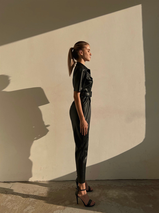 Gömlek Yaka Çift Cep Kemerli Kısa Kol Janus Kadın Siyah Deri Tulum 23K000096