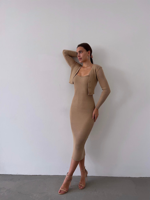 Hırkası Düğme Kapamalı Kalp Yaka Askılı Triko Milena Kadın Camel Midi Boy Takım Elbise 23K000157