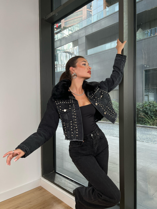 İçi Sökülebilir Kürklü Zımbalı Kadın Siyah Kot Ceket 24k000184