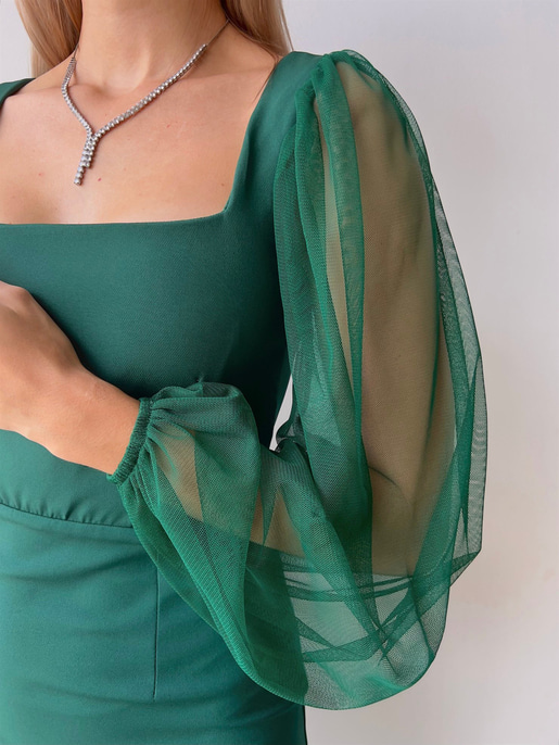 Kare Yaka Kolları Tül Arka Etek Kısmı Yırtmaçlı Jarlan Kadın Zümrüt Midi Boy Elbise 23K000097