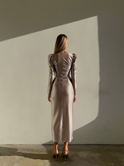 Kare Yaka Önü Düğme Detaylı Uzun Kollu Önden Yırtmaçlı Lupiter Kadın Bej Elbise 23K000094