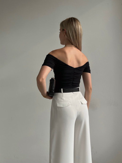 Kısa Kollu Madonna Yaka Büzgülü Jocosus Kadın Siyah Bluz 22Y000394