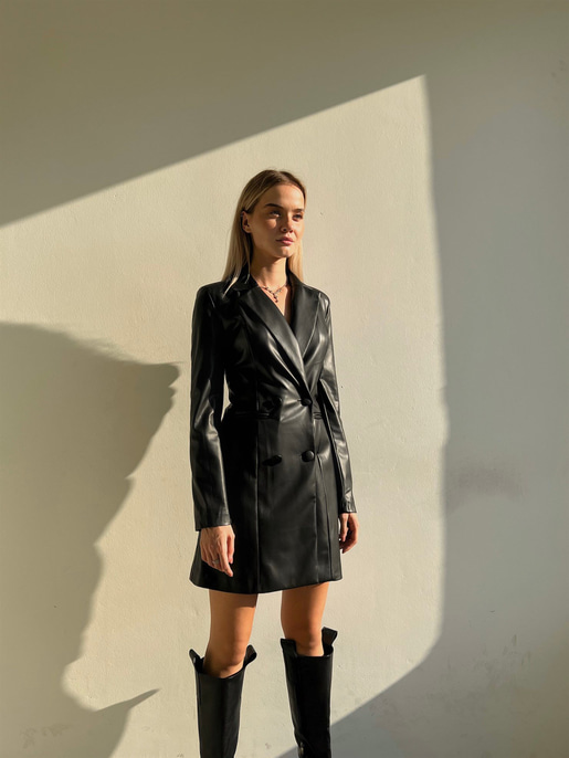 Kruvaze Yaka Çift Düğme Kapamalı Yanları Cep Görünümlü Stephane Siyah Vegan Deri Ceket Elbise 23K000078