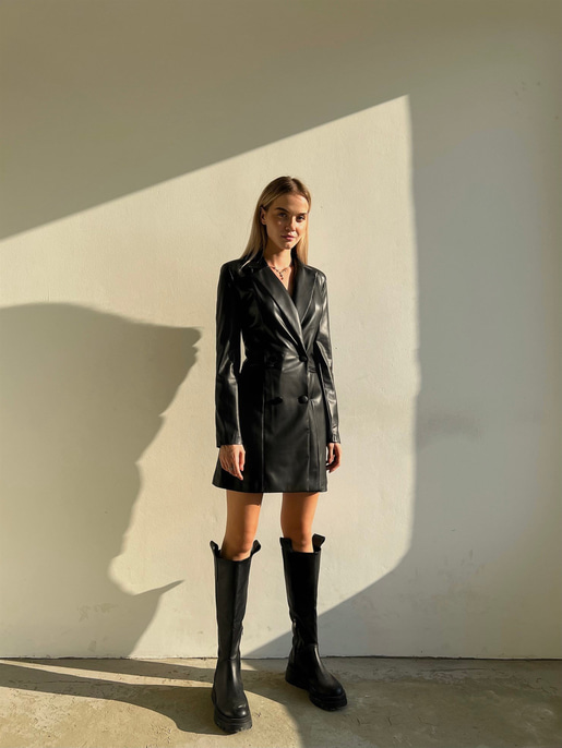 Kruvaze Yaka Çift Düğme Kapamalı Yanları Cep Görünümlü Stephane Siyah Vegan Deri Ceket Elbise 23K000078