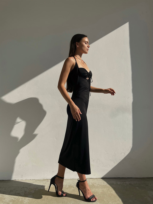 Midi Boy Önü Bağlama Detay Kalp Yaka Derin Yırtmaçlı Zaria Kadın Siyah Elbise 22Y000503