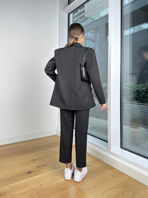 Omuz Vatkalı Düğme Kapamalı Blazer Ceket Yüksek Bel Dar Paça Pantolon Leone Siyah Kadın Takım 25K435