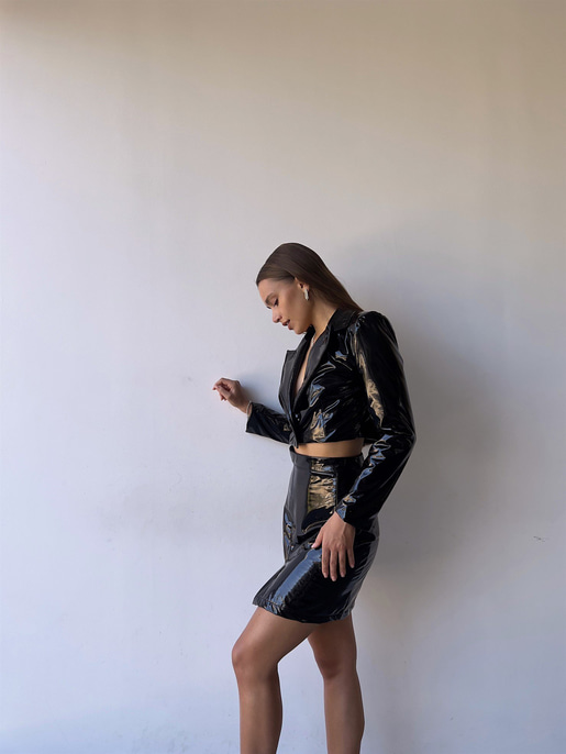 Önü Düğme Kapamalı Crop Ceket Ve Yırtmacı Taş Aksesuarlı Mini Etek Travis Kadın Siyah Parlak Vegan Deri Takım 23K000177